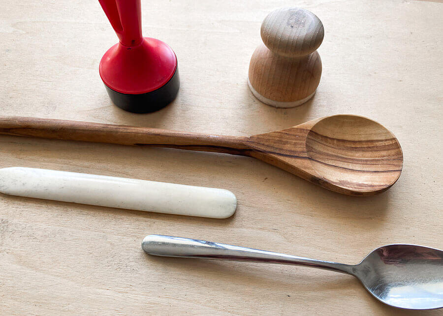 Linogravure imprimé à la main : baren, cuillère et plioir